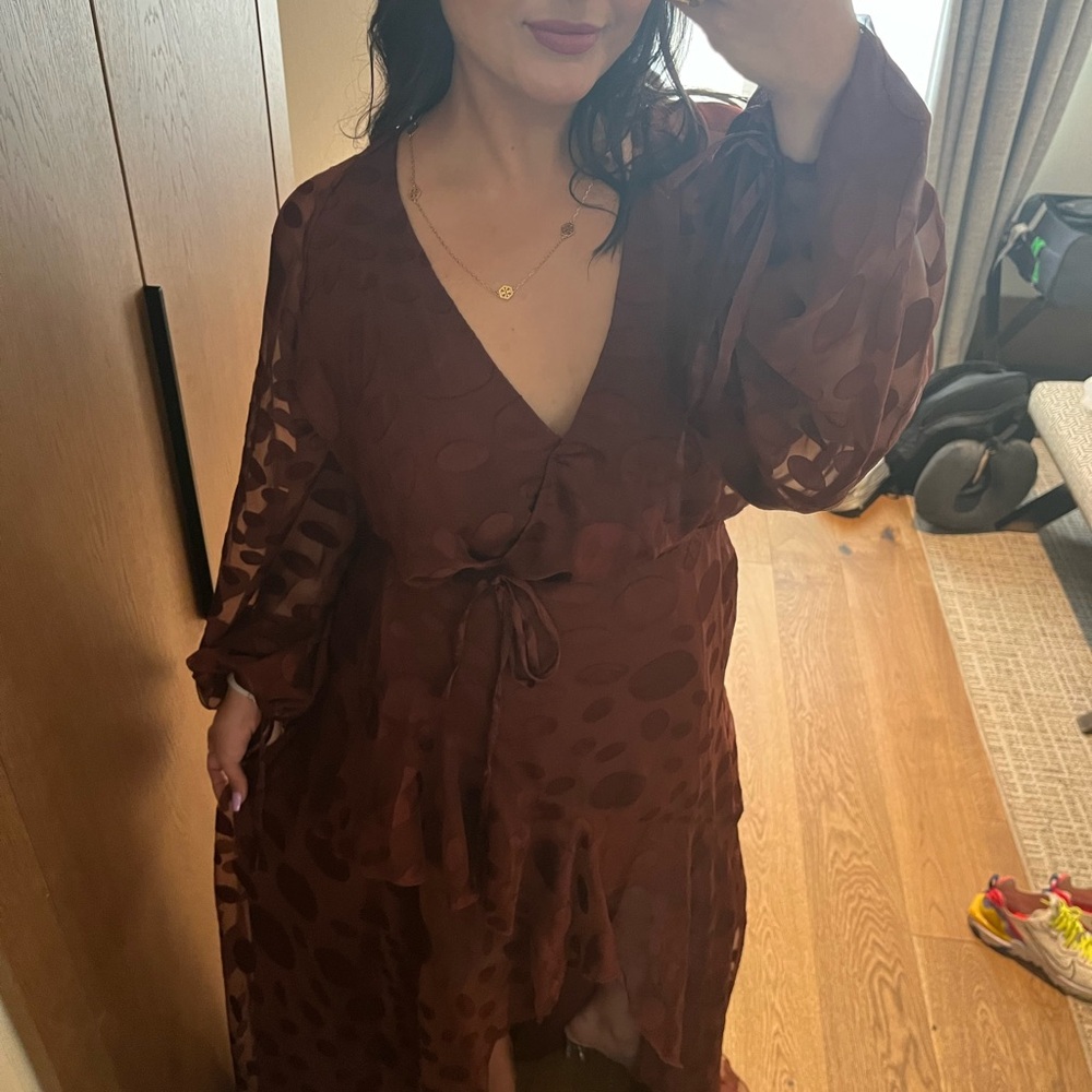 ASOS DESIGN Tall brown satin jacquard warped dot wrap maxi dress with tie waist - Picture 15 of 15